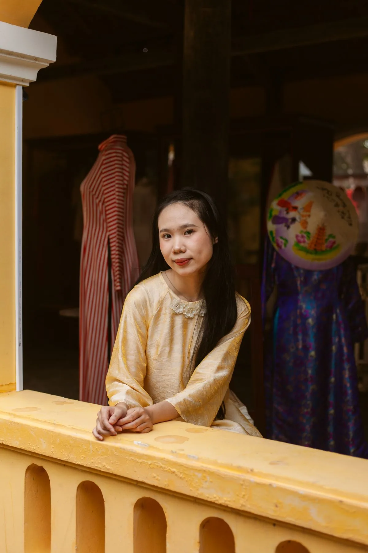Cô gái mặc áo dài đứng bên ban công