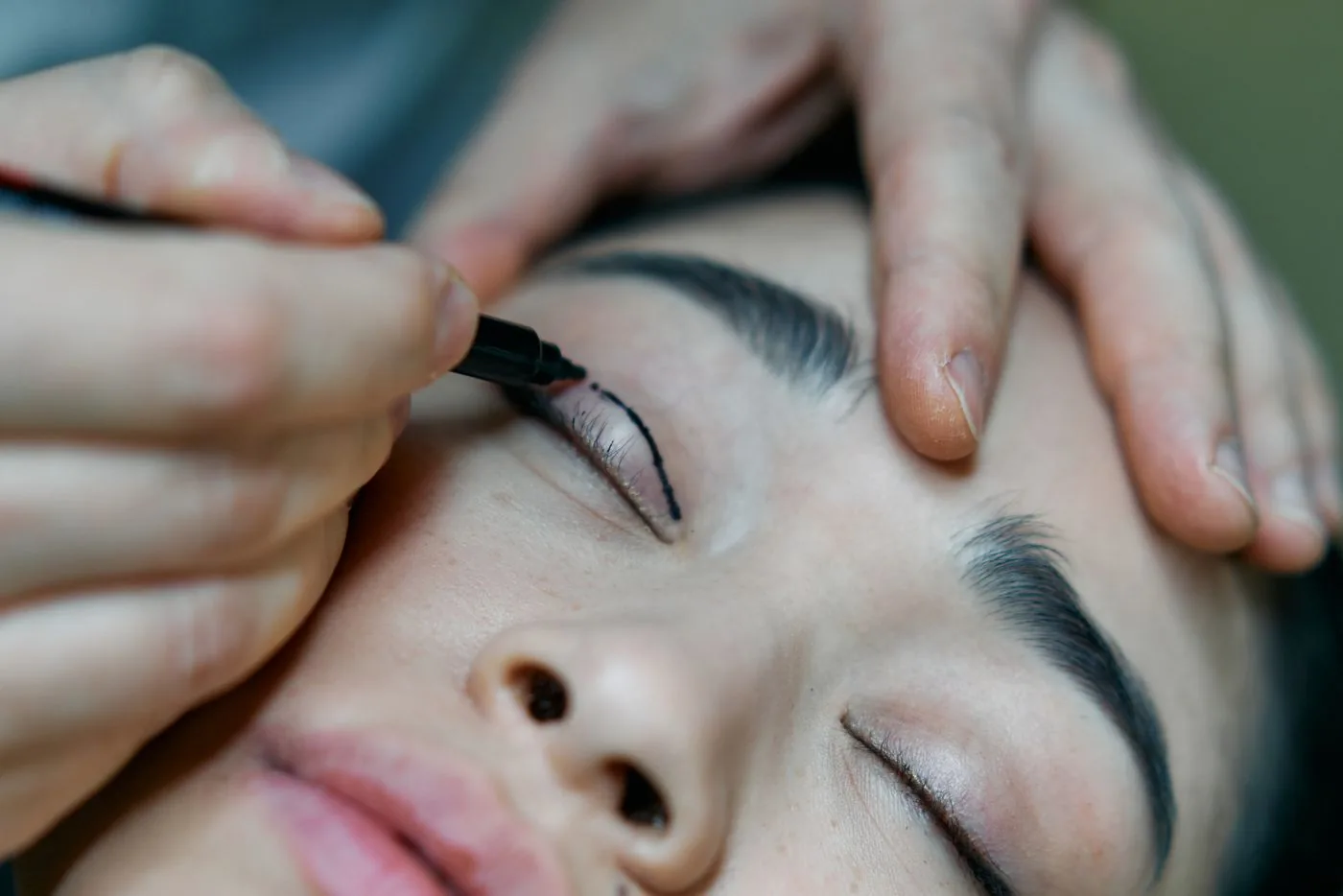 Kẻ viền mắt sát chân mi cho khách