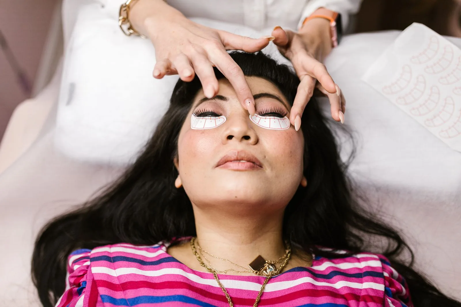 Khách nằm thư giãn trước khi nối mi