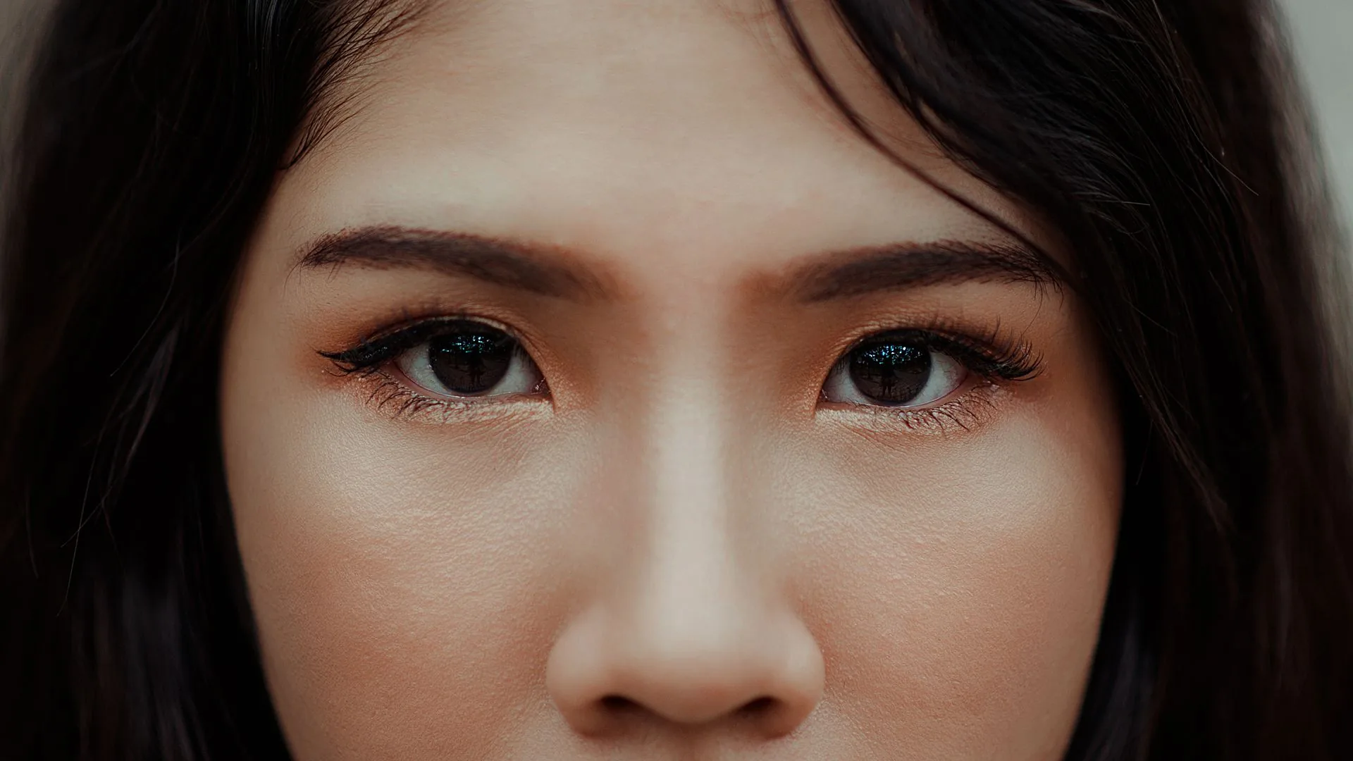 Cận đôi mắt cô gái châu Á với hàng mi cong tự nhiên